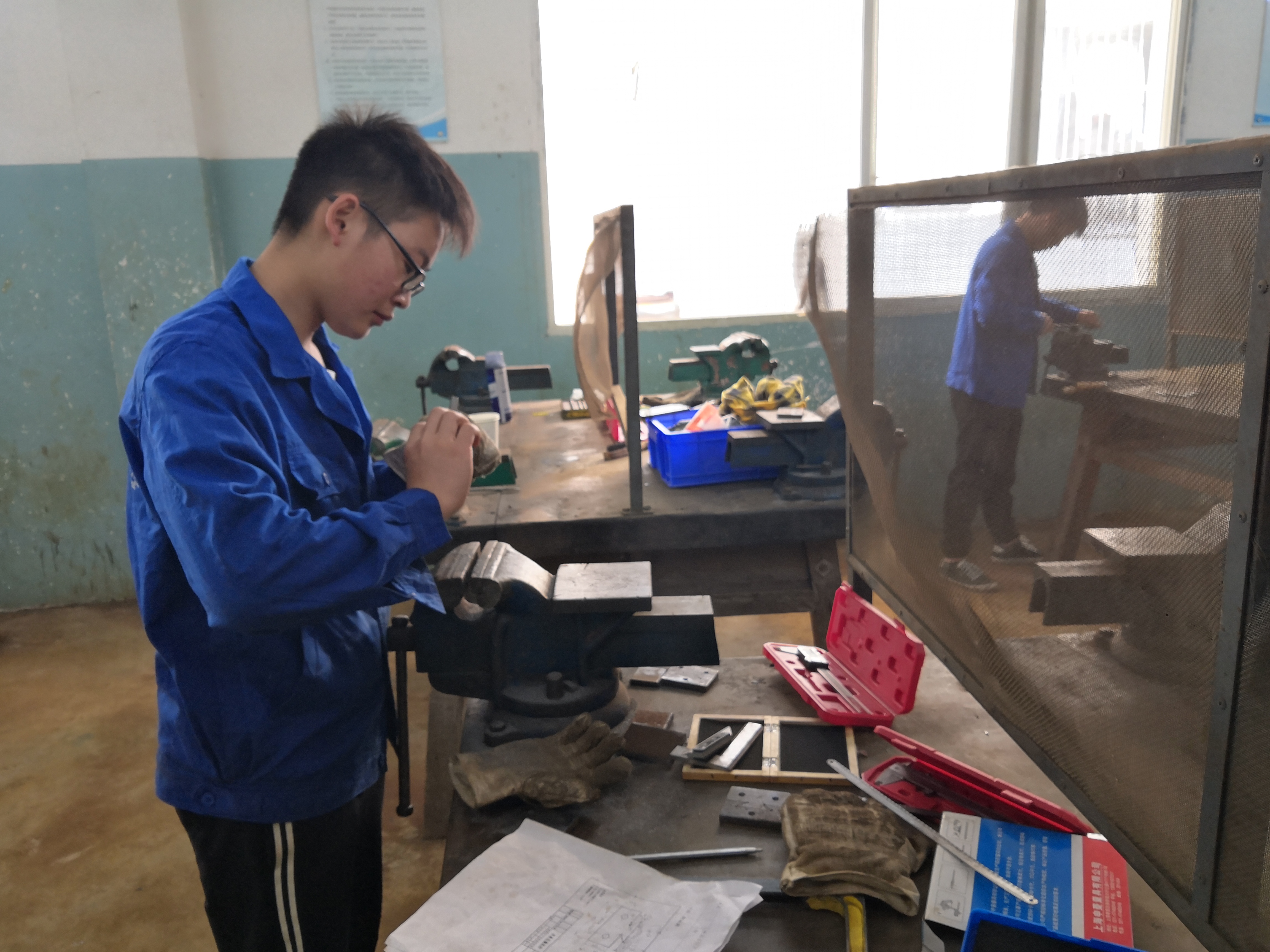 我校学生利用课余时间积极备战第二届成都市技能大赛